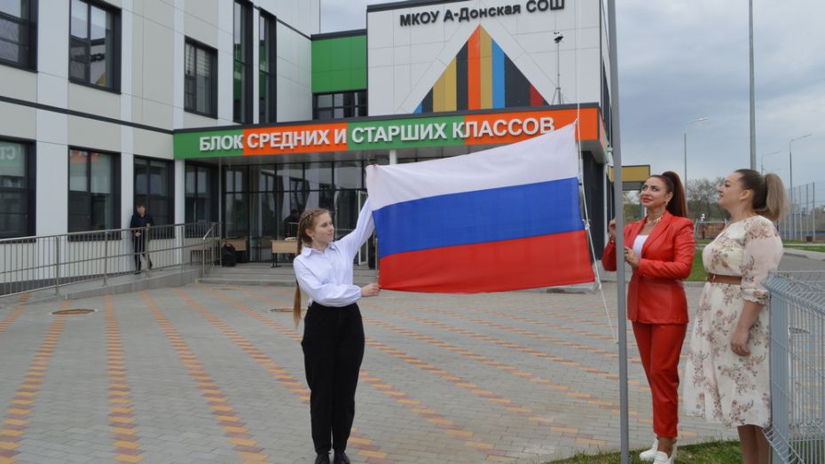 В сельской школе Павловского района торжественно подняли флаг РФ