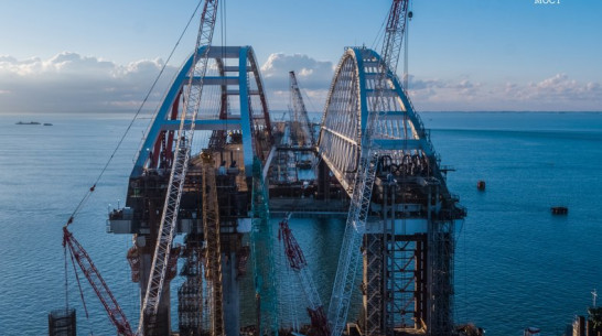 Воронежскую автодорожную арку подняли на опоры Крымского моста