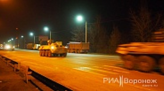 Очевидцы: на юг Воронежской области проследовали колонны бронетехники с эмблемами миротворческих сил