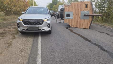 Баня на колесах перегородила дорогу после ДТП в Воронеже