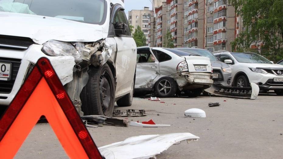 Водитель BMW спровоцировал массовую аварию в Воронеже: 3 человека в больнице