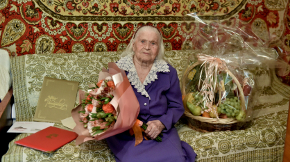 Почти 40 лет помогала онкобольным. В Воронеже со столетием поздравили ветерана труда Марию Беднарскую