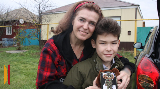 Участники СВО передали юному лискинскому волонтеру благодарность за помощь