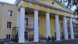 В Воронеже начали перекрашивать здание железнодорожного колледжа