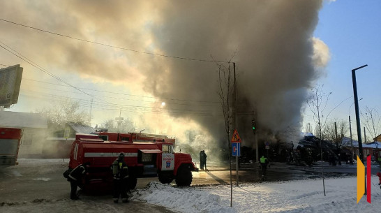 На улице 9 Января в Воронеже горит частный дом