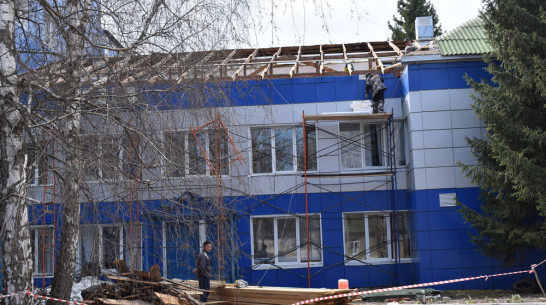 В Эртильском районе начали ремонт крыши районной больницы