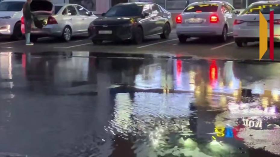 Крупную коммунальную аварию, оставившую без воды центр Воронежа, сняли на видео