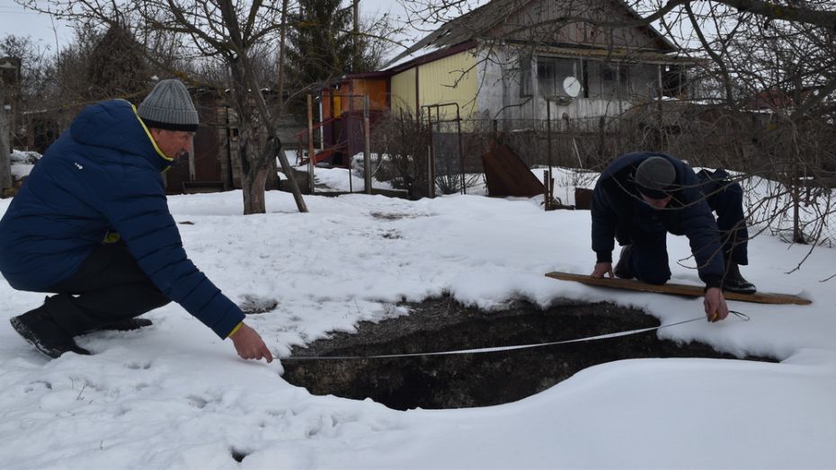 У жительницы кантемировского села Титаревка во дворе образовалась воронка глубиной 3 м