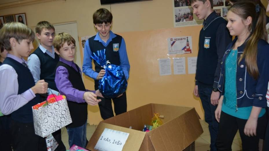 Россошанские школьники подготовили новогодние подарки детям Донбасса
