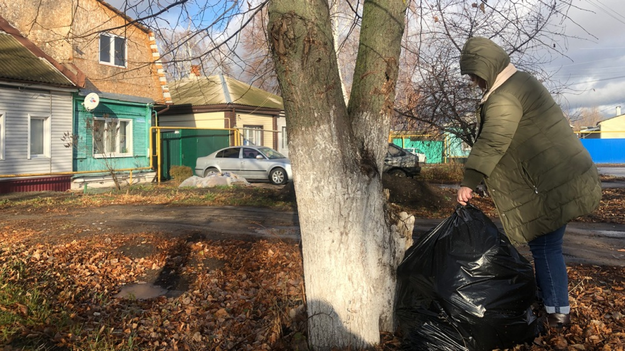 Улицы в мусоре. Жители Бобровского района массово пожаловались на несвоевременный вывоз ТКО