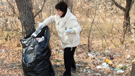 Сотрудники новохоперского филиала РИА «Воронеж» очистили от мусора берег Хопра