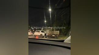 В Воронеже на улице Хользунова Chery врезался в фуру