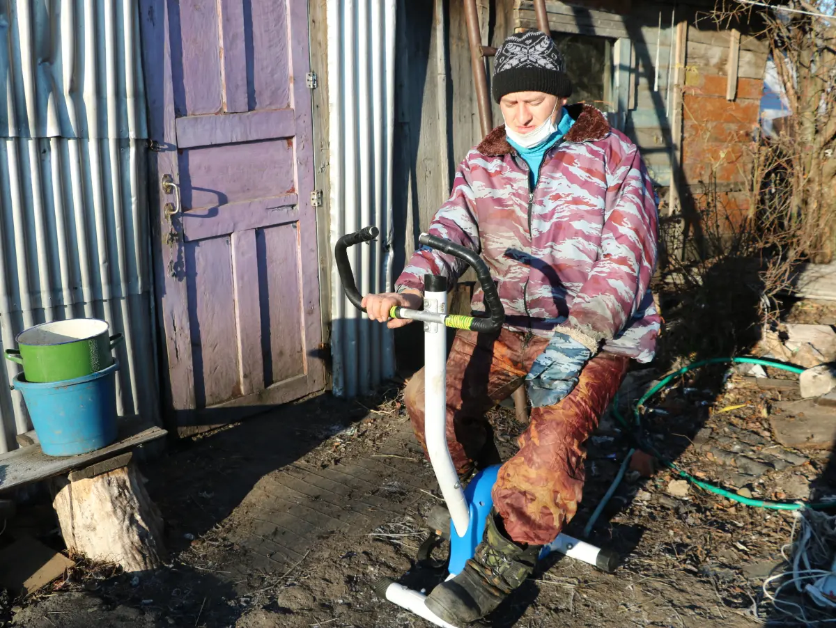 На ноги поставлю». Перенесший инсульт житель Воронежской области один  воспитывает сына