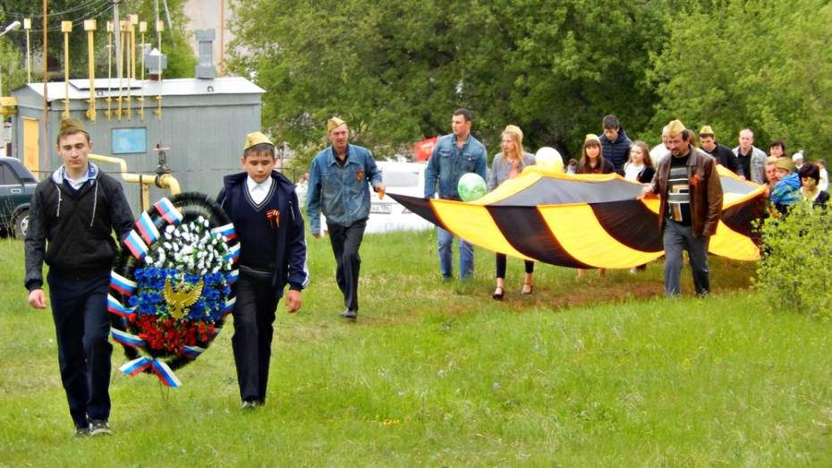 В Семилукском селе к 9 мая сшили 20-метровую георгиевскую ленту