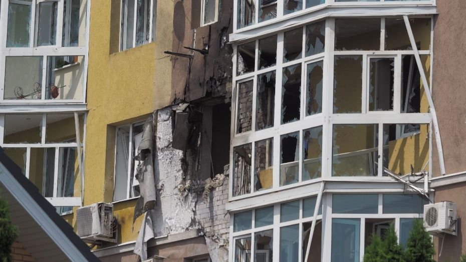 Фото РИА «Воронеж» с места падения и взрыва БПЛА на улице Белинского