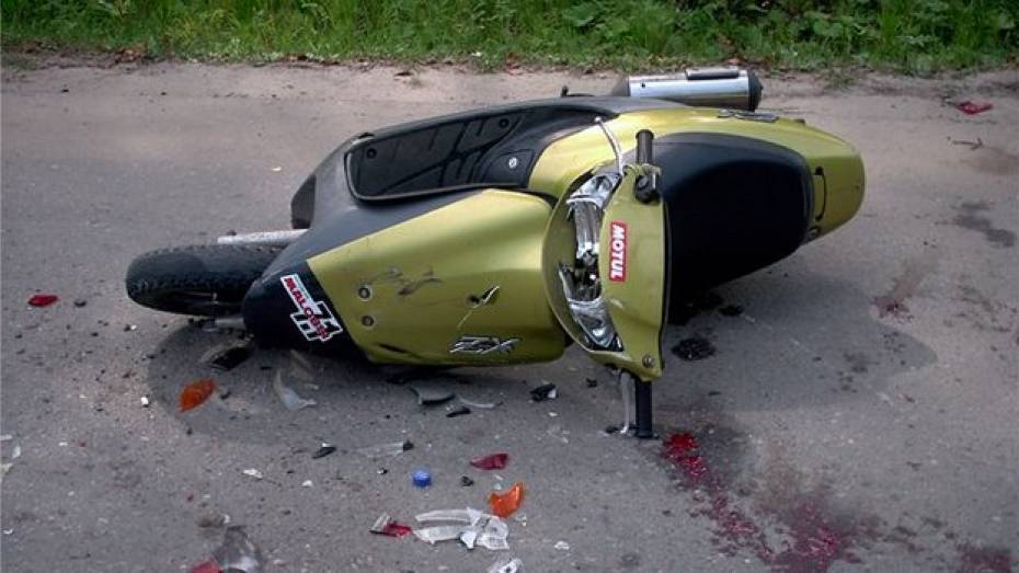 В Ольховатке пьяный школьник на скутере врезался в БМВ