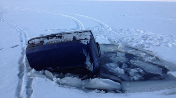 Автомобиль «ВАЗ» провалился под лед Воронежского водохранилища