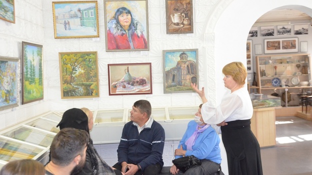 Выставка «Россоши щедрые кисти» открылась в Павловске