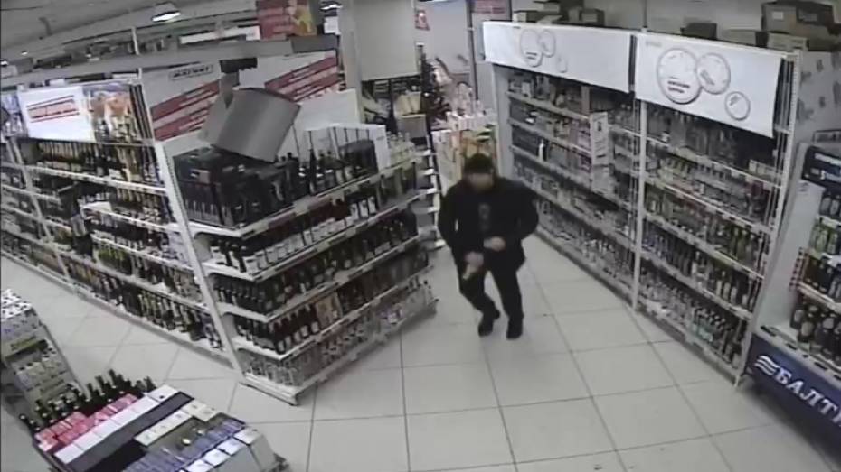 В Воронеже охранник вынес из супермаркета алкоголь на 180 тыс рублей