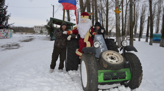 Эртильские умельцы сделали из шин трактор для Деда Мороза