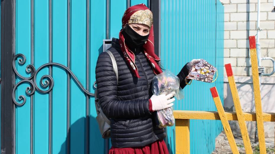 В Таловой многодетная мать бесплатно шьет маски для земляков