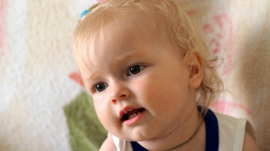 Губернатор призвал воронежцев помочь маленькой девочке со СМА