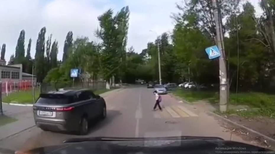 Полицейские наказали не пропустившего ребенка на «зебре» водителя в Воронеже