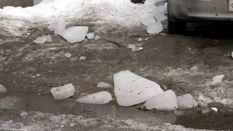 СК проведет проверку после падения глыбы льда и снега на пожилую женщину в Воронеже