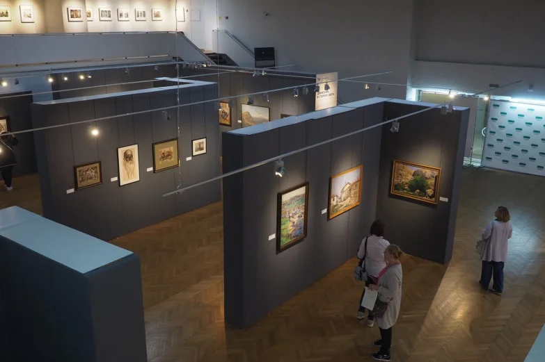 Выставка советской живописи и графики «Движение в сторону света»
