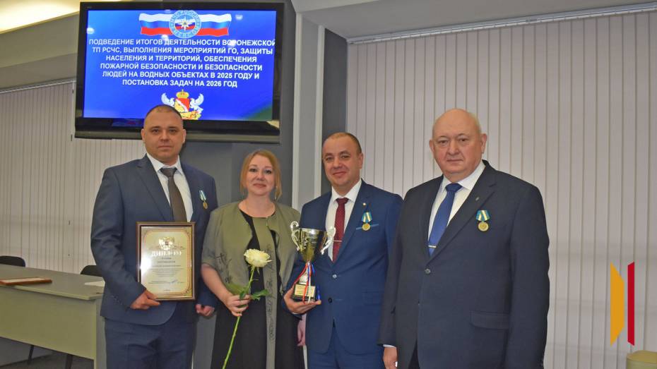 Лискинцев наградили медалями МЧС за ликвидацию пожара на нефтебазе после атаки БПЛА