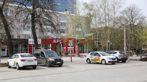 В Воронеже тротуар у бывшего Дома офицеров защитят от автомобилей