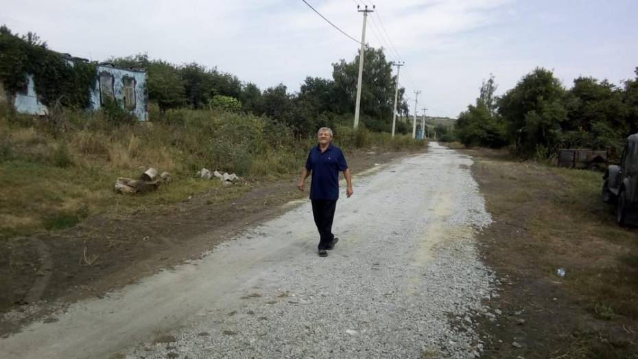 В нижнедевицком селе Кучугуры активисты укрепили щебенкой 1,1 км грунтовки