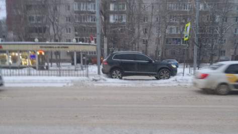 Volkswagen врезался в барьер и сбил 14-летнюю девочку в Воронеже