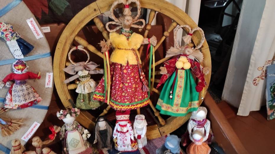 Выставка старинных обрядовых кукол открылась в Верхнемамонском районе