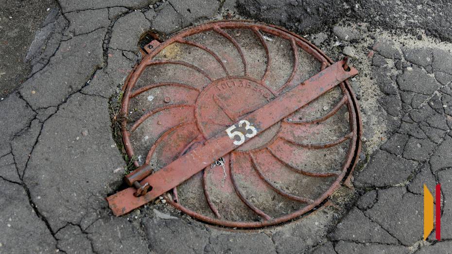 Воронежец упал в люк и ушибся головой, но его спасла девушка на Nissan Almera