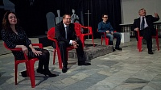 Ректор ВГУ Дмитрий Ендовицкий попросился статистом в спектакль «Театра равных»