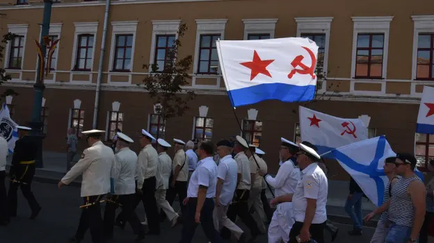 В Воронеже ветераны ВМФ прошли торжественным шествием по проспекту Революции: фото
