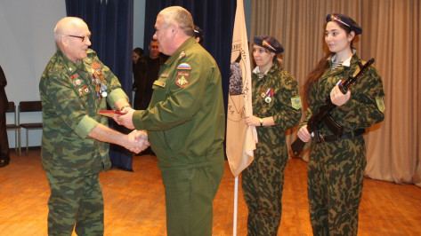Хохольским ветеранам и педагогам вручили медали за активную военно-патриотическую работу