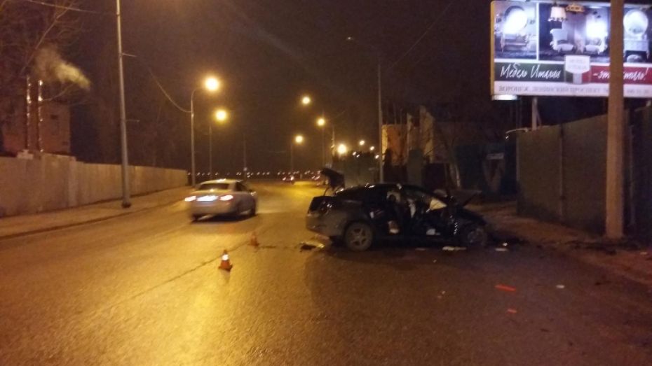 В Воронеже иномарка врезалась в фонарный столб: погиб водитель
