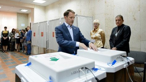 Алексей Гордеев одним из первых проголосовал на избирательном участке в Воронеже