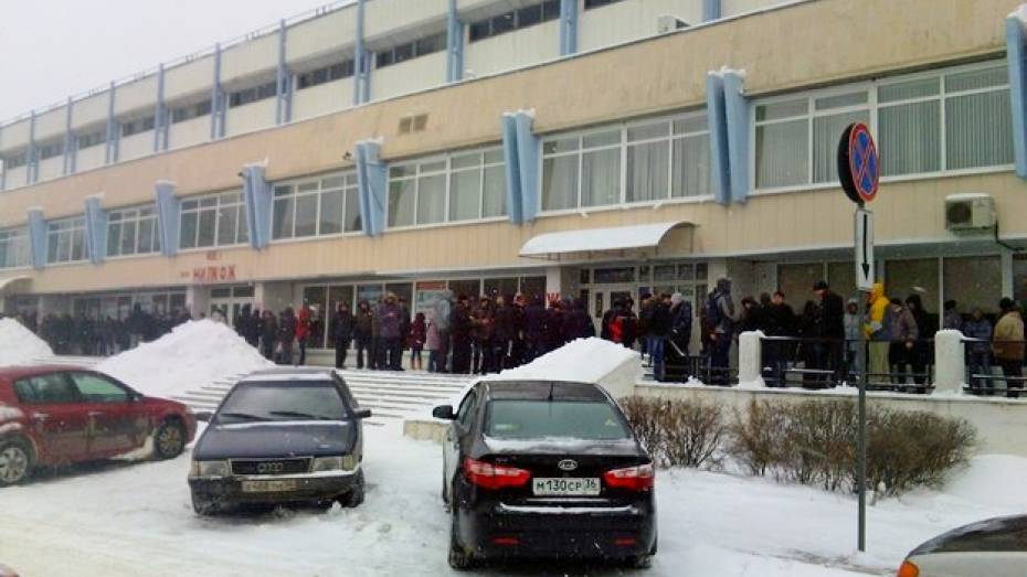 Воронежцы занимали очередь за билетами на хоккей еще во время воскресной игры «Бурана»