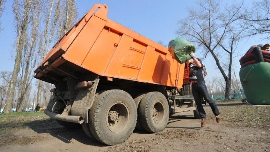 Во время субботника из Воронежа вывезли больше 200 «Камазов» мусора