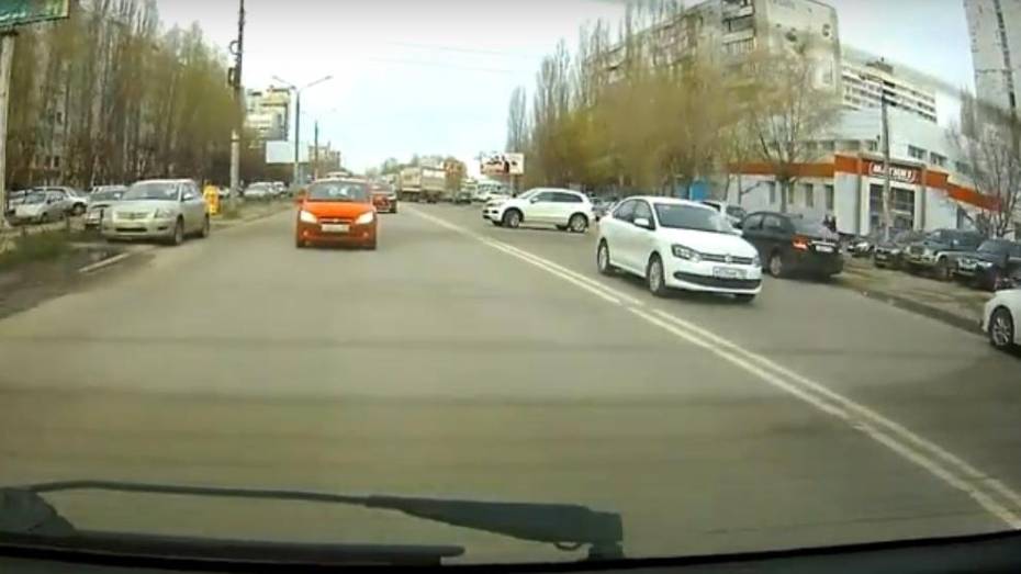 В сети появилось видео езды Folkswagen по «встречке» на улице Лизюкова в Воронеже