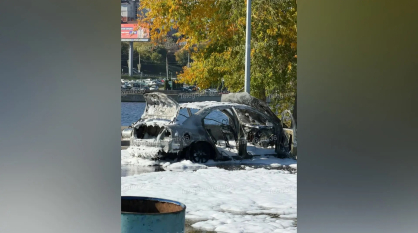 В Воронеже на дамбе Чернавского моста автомобиль выгорел дотла