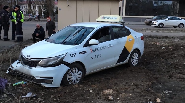 Таксист вылетел с дороги и насмерть сбил пенсионерку в Воронеже