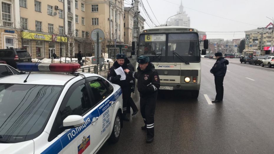 Во время проверки автобусов в Воронеже нашли водителя-нелегала 