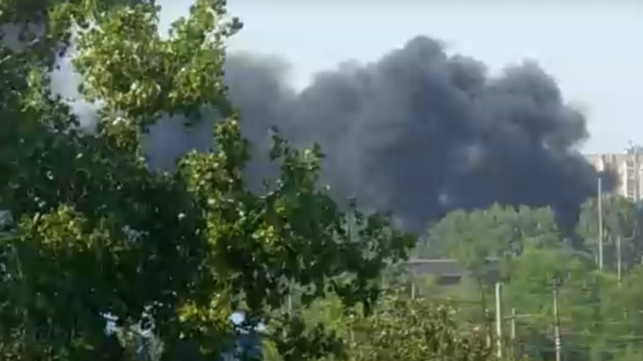 В Воронеже Отрожку вновь заволокло черным дымом из-за горящих покрышек
