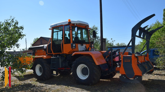 В Петропавловский район поступил трактор со снегоочистителем