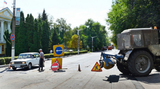 В Семилуках перекрыли движение на одной из центральных улиц