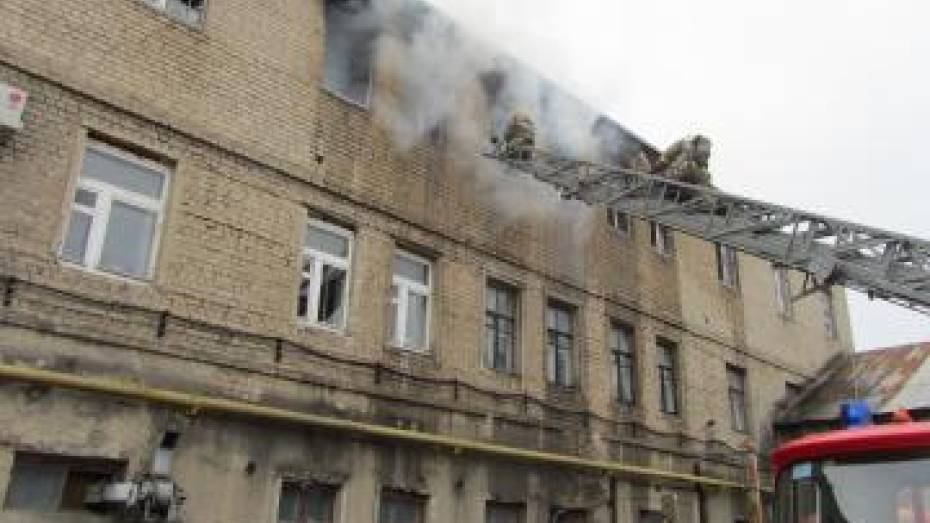 На проспекте Труда в Воронеже утром загорелось офисное здание